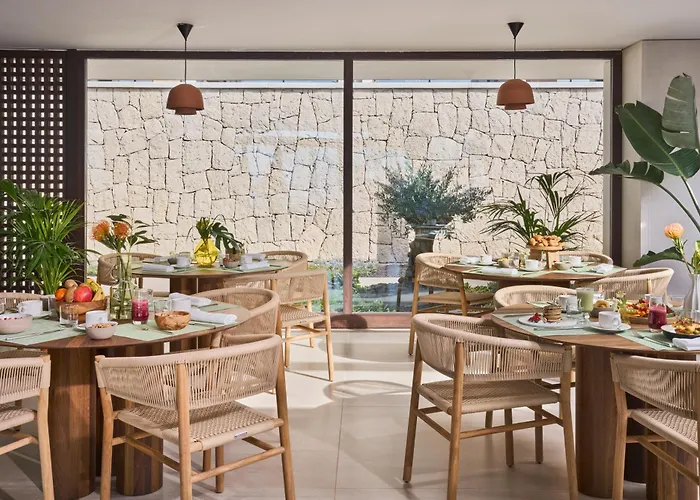 Royal Hideaway Corales מלון